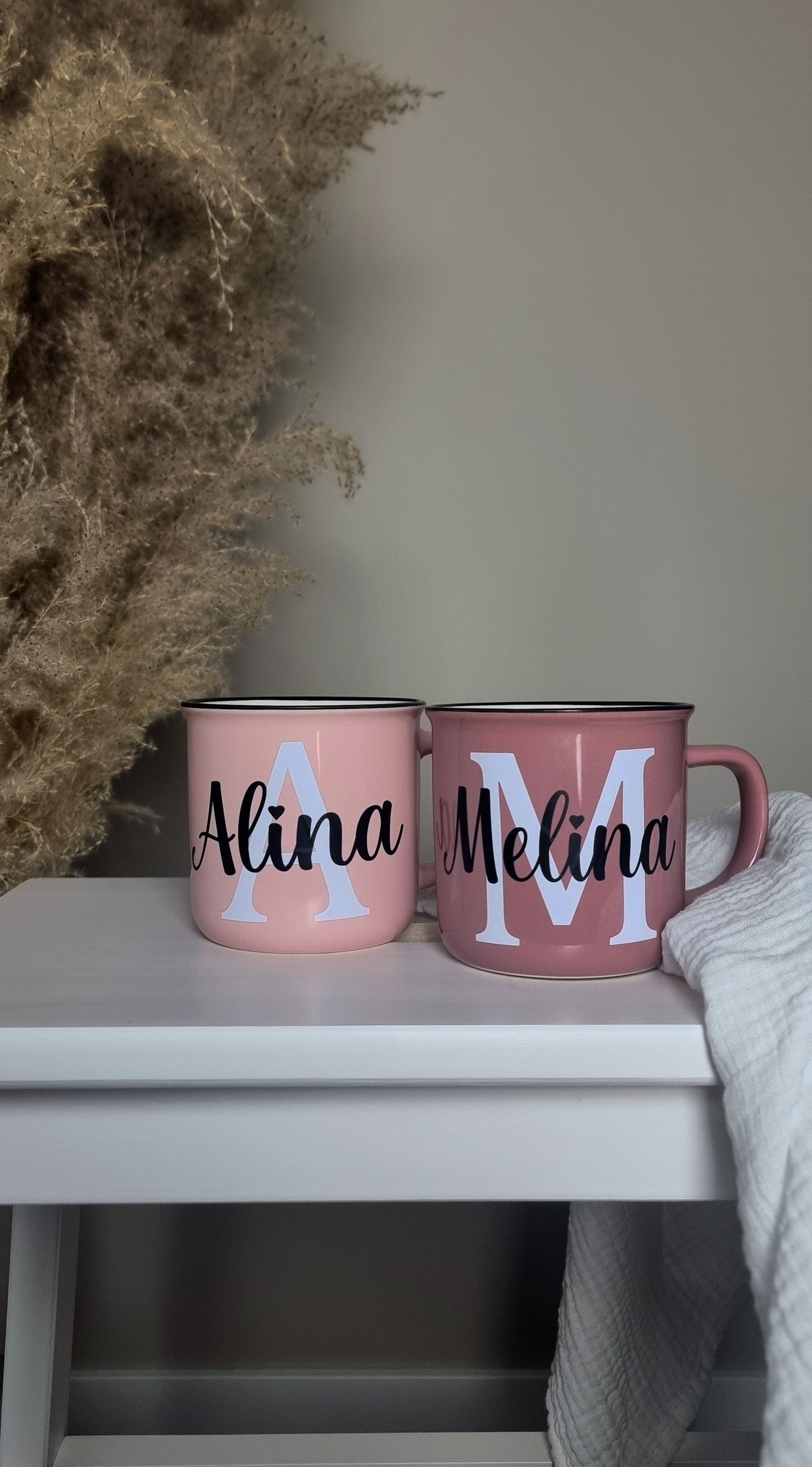 Keramiktasse in Emaille-Optik Buchstabe + Name