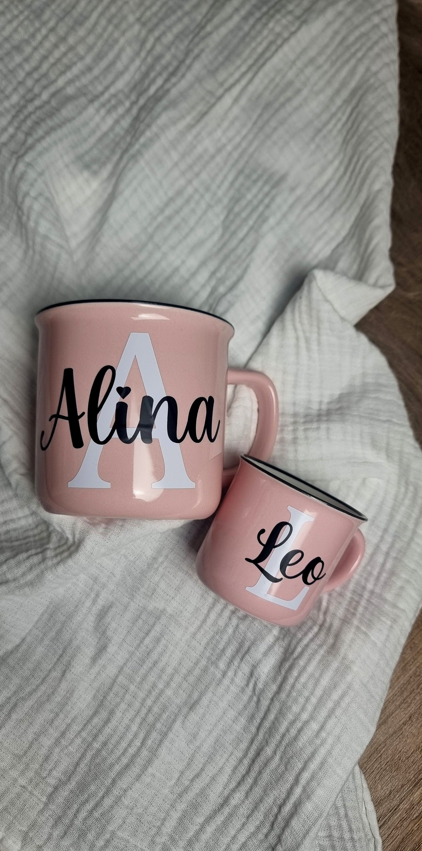 Keramiktasse in Emaille-Optik Buchstabe + Name