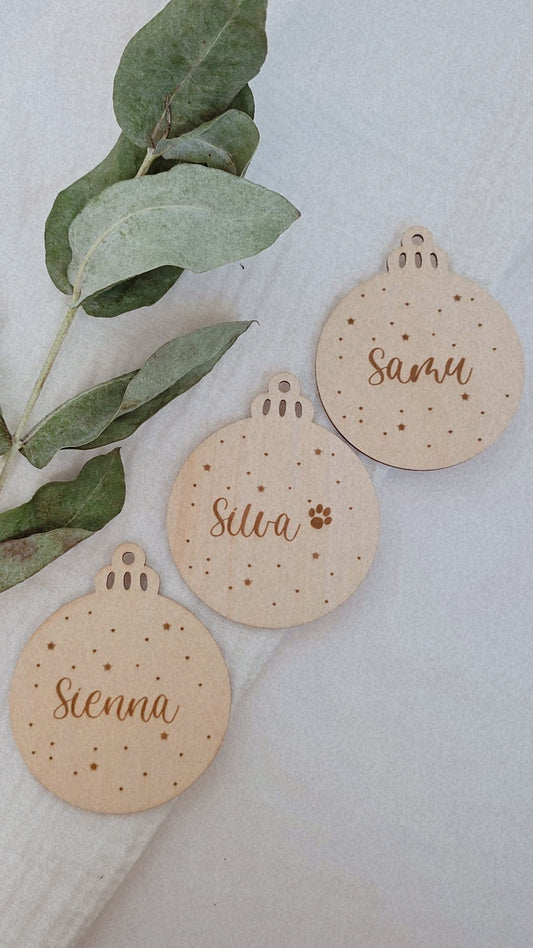 Personalisierte Weihnachtskugel aus Holz mit Namen