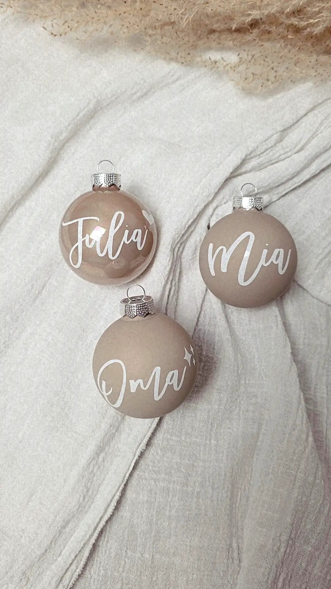 Beige Weihnachtskugel mit Namen