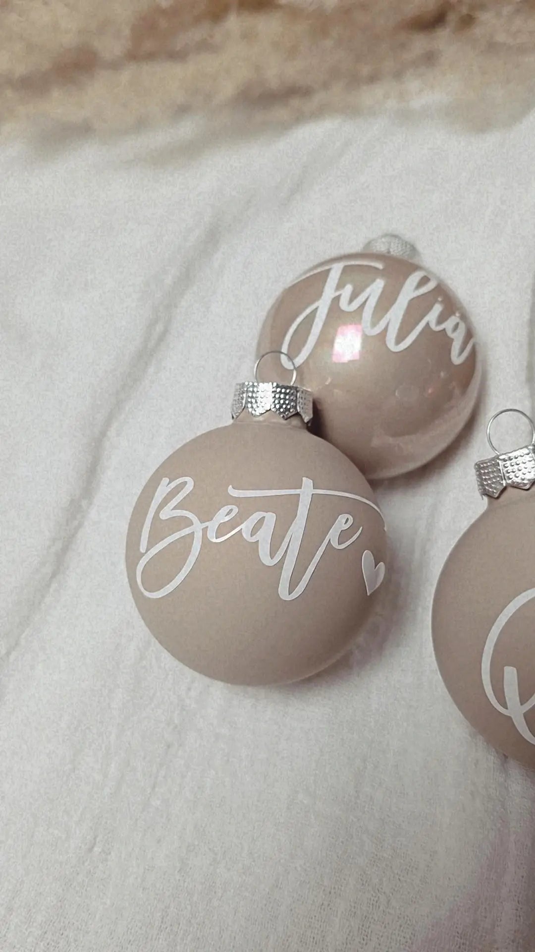 Beige Weihnachtskugel mit Namen