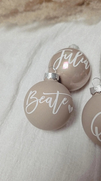 Beige Weihnachtskugel mit Namen