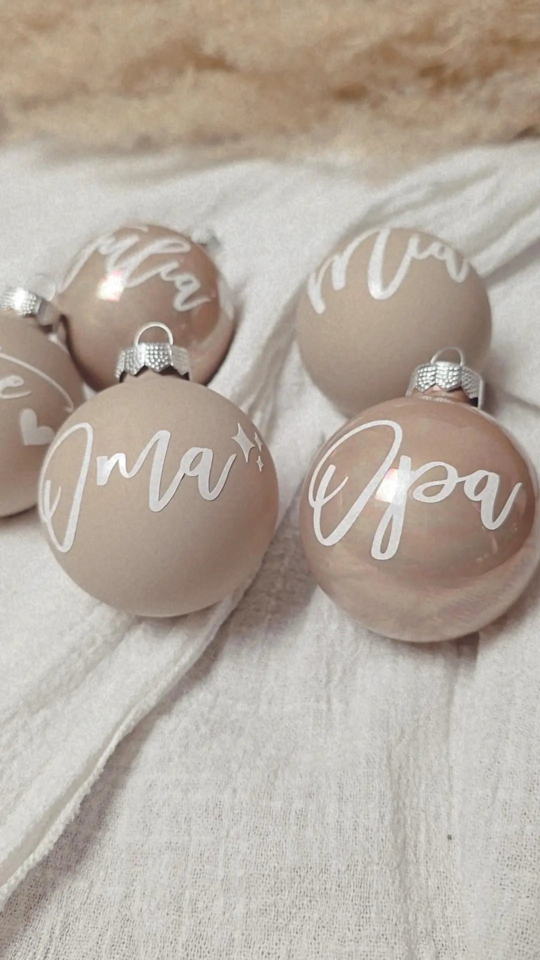 Beige Weihnachtskugel mit Namen