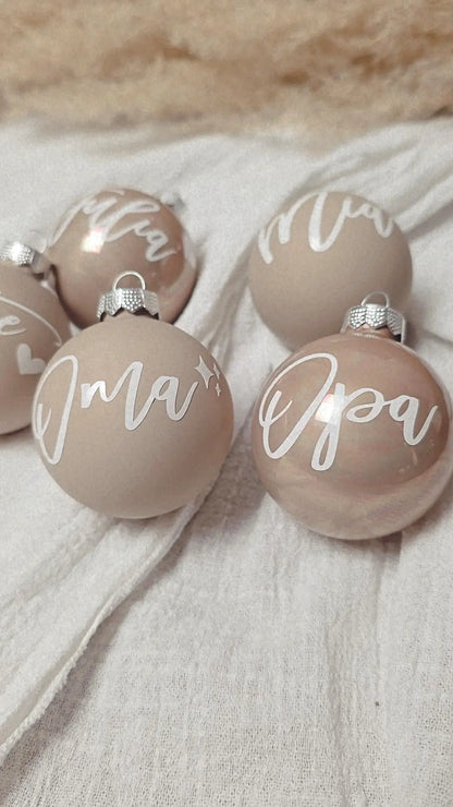 Beige Weihnachtskugel mit Namen