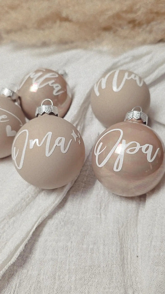 Beige Weihnachtskugel mit Namen