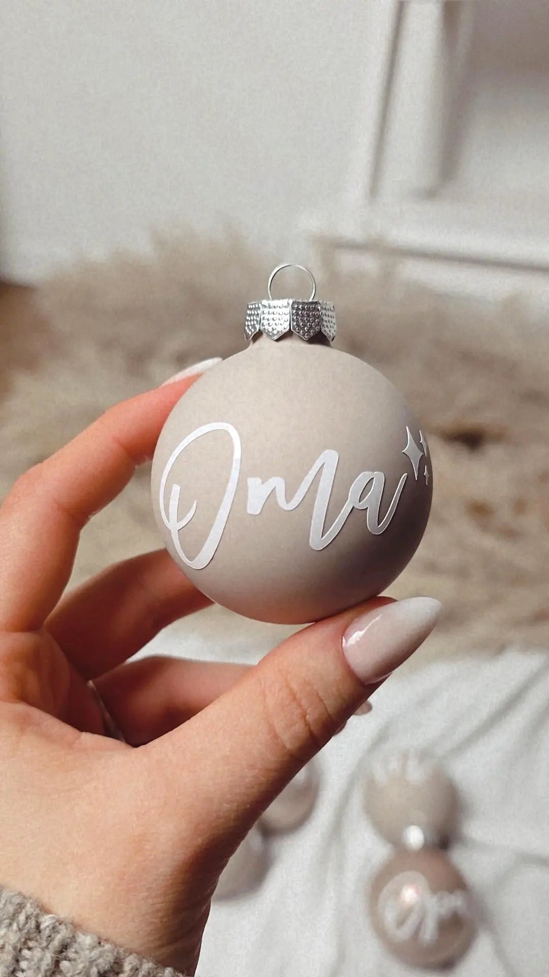 Beige Weihnachtskugel mit Namen