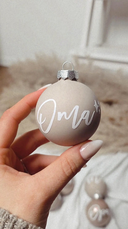 Beige Weihnachtskugel mit Namen