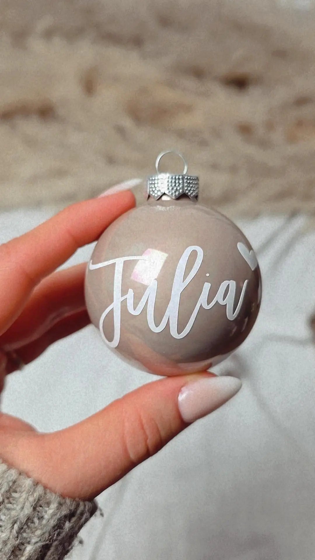 Beige Weihnachtskugel mit Namen