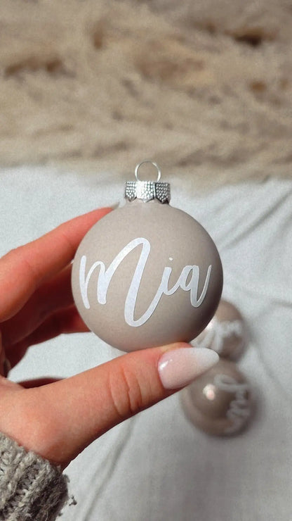 Beige Weihnachtskugel mit Namen