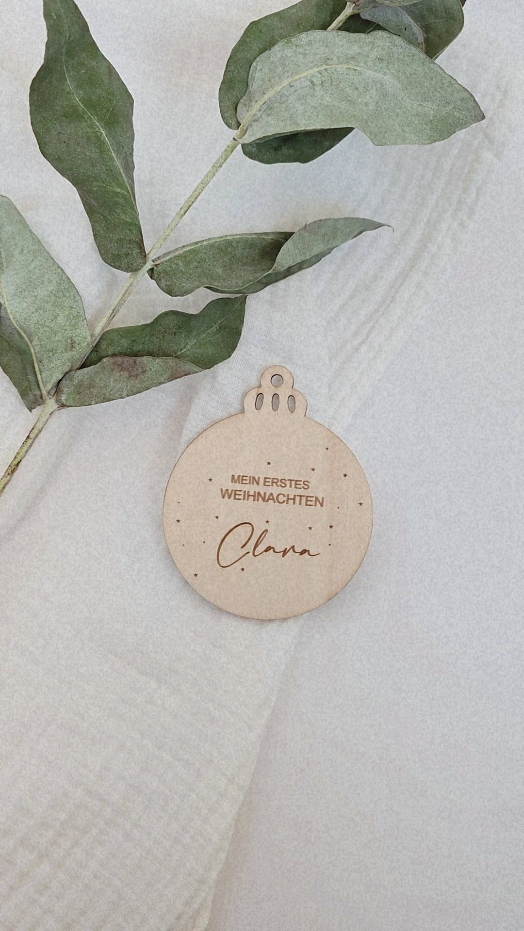 Weihnachtskugel aus Holz mit Namen