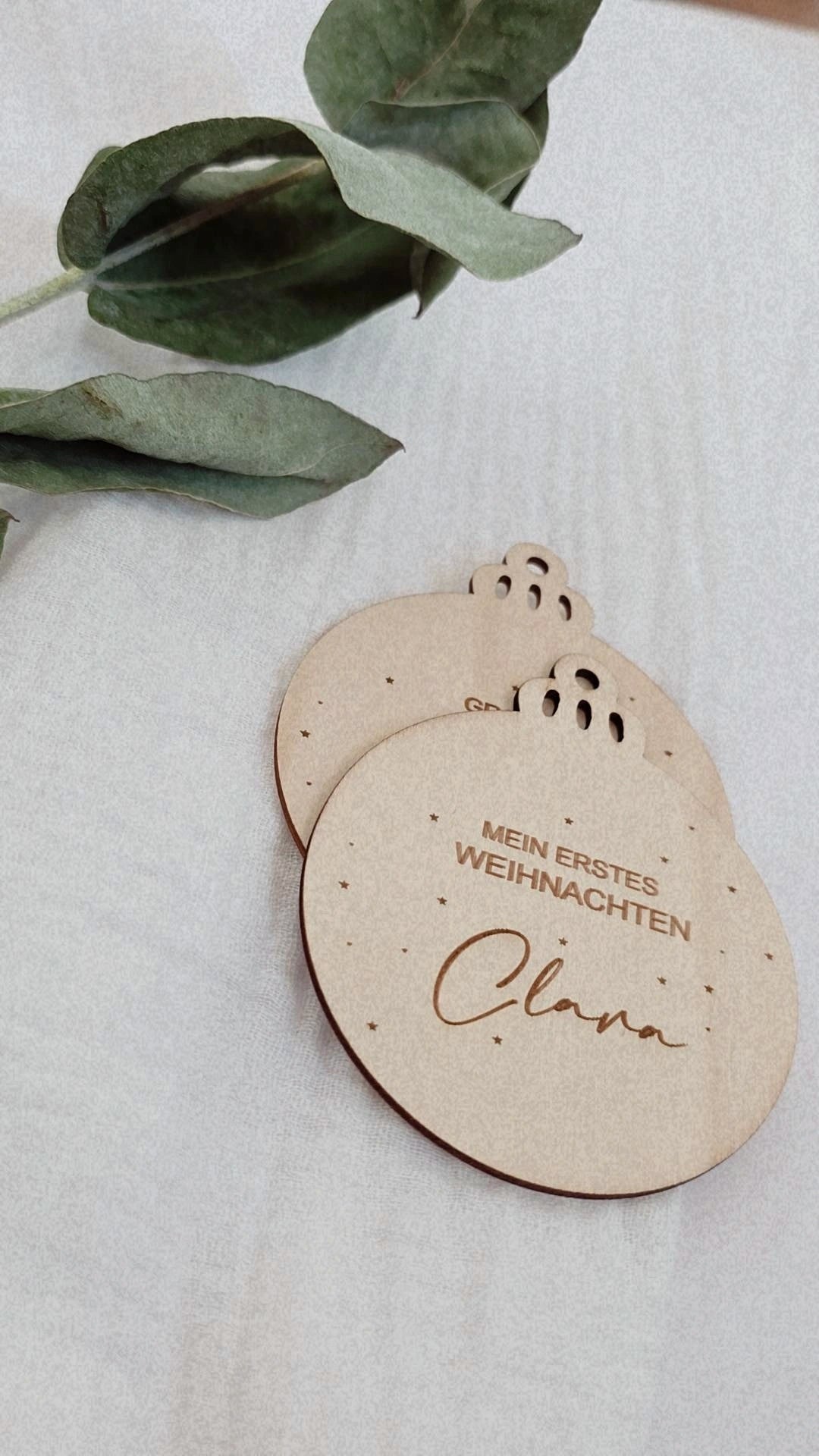 Weihnachtskugel aus Holz mit Namen