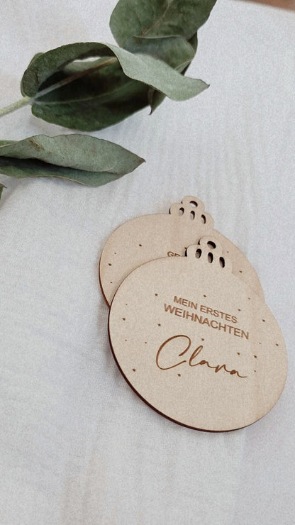 Weihnachtskugel aus Holz mit Namen