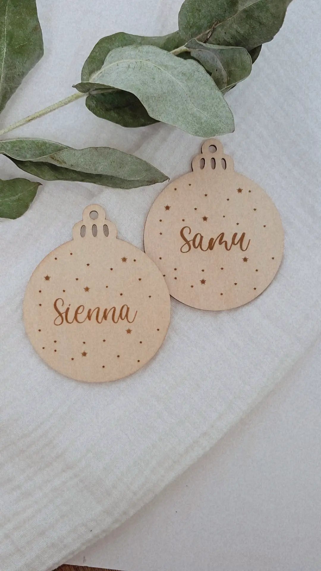 Personalisierte Weihnachtskugel aus Holz