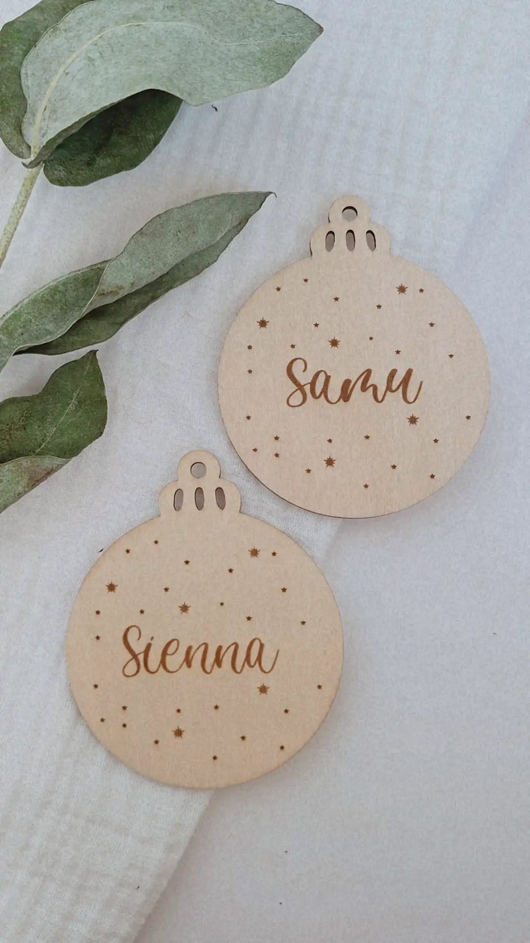 Personalisierte Weihnachtskugel aus Holz