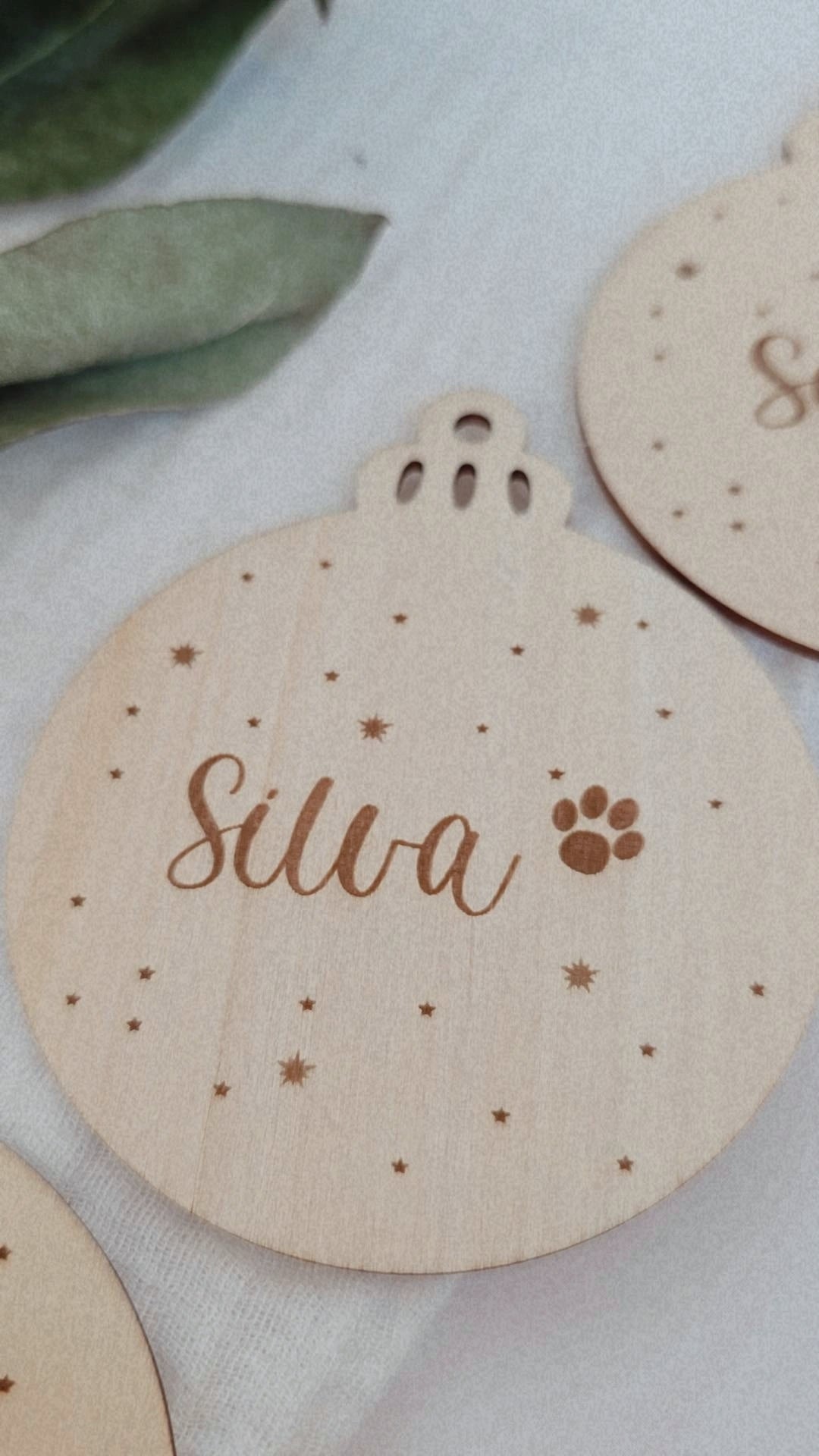 Personalisierte Weihnachtskugel aus Holz