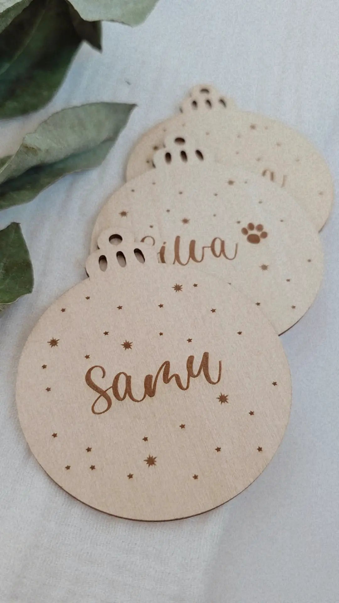 Personalisierte Weihnachtskugel aus Holz