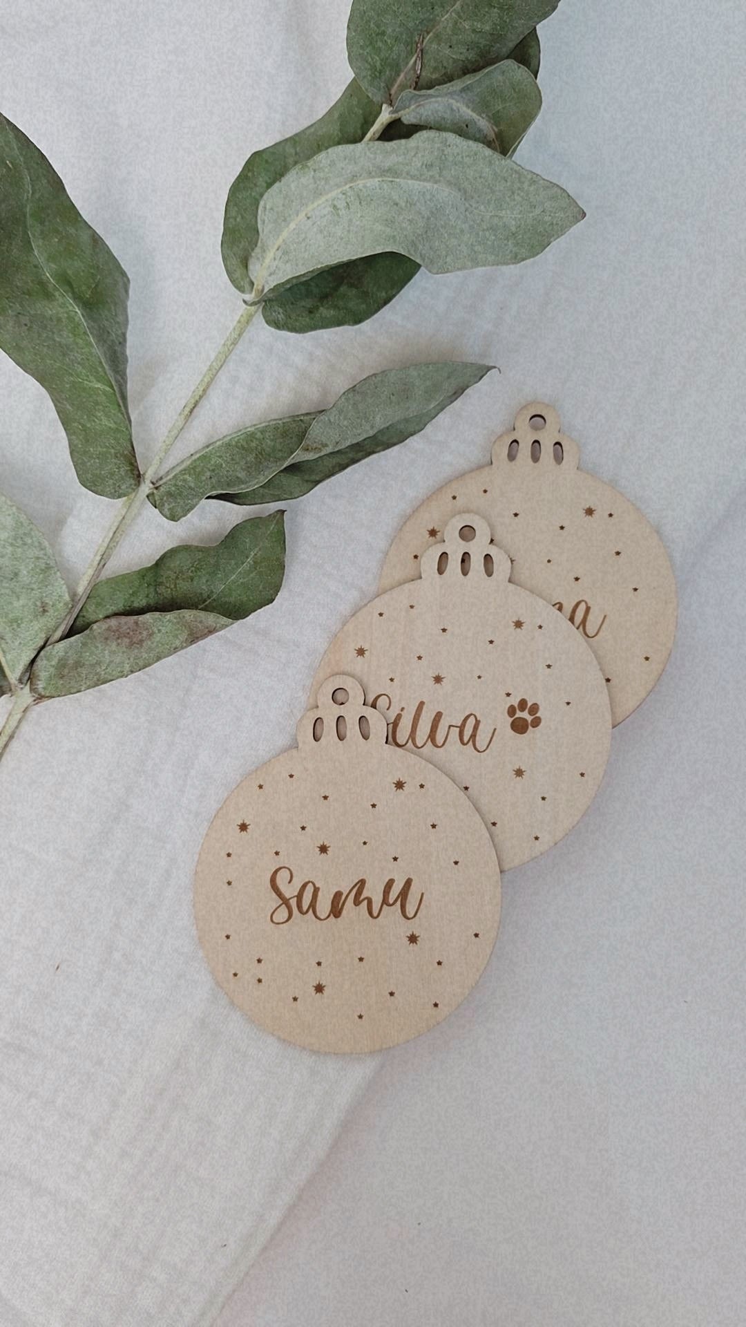 Personalisierte Weihnachtskugel aus Holz