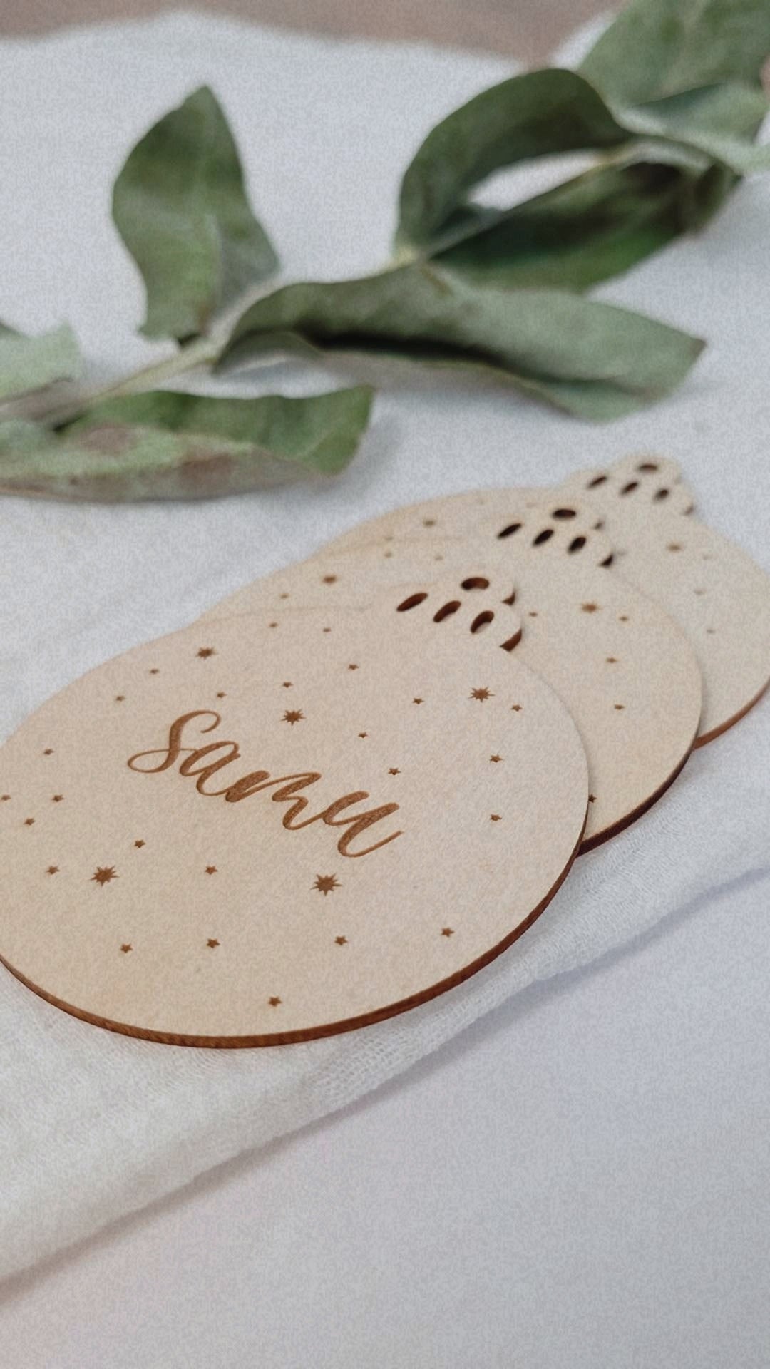 Personalisierte Weihnachtskugel aus Holz