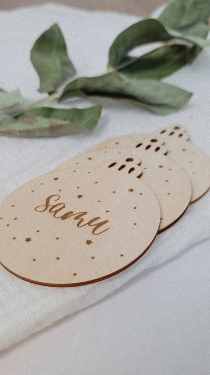 Personalisierte Weihnachtskugel aus Holz