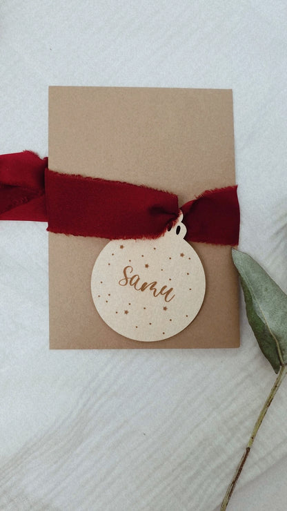 Personalisierte Weihnachtskugel aus Holz