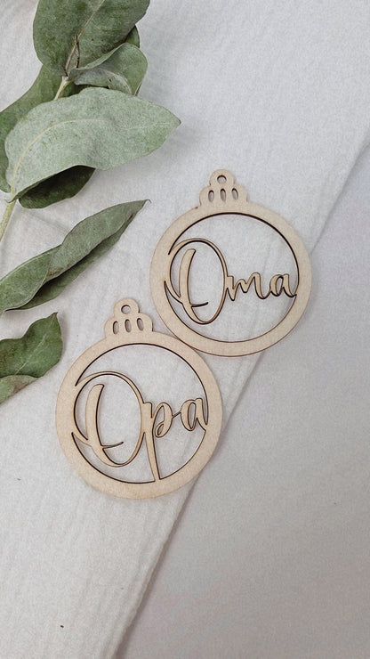 Weihnachtskugeln aus Holz mit Namen