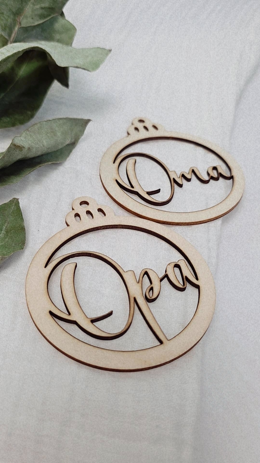 Weihnachtskugeln aus Holz mit Namen