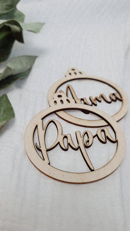 Weihnachtskugeln aus Holz mit Namen