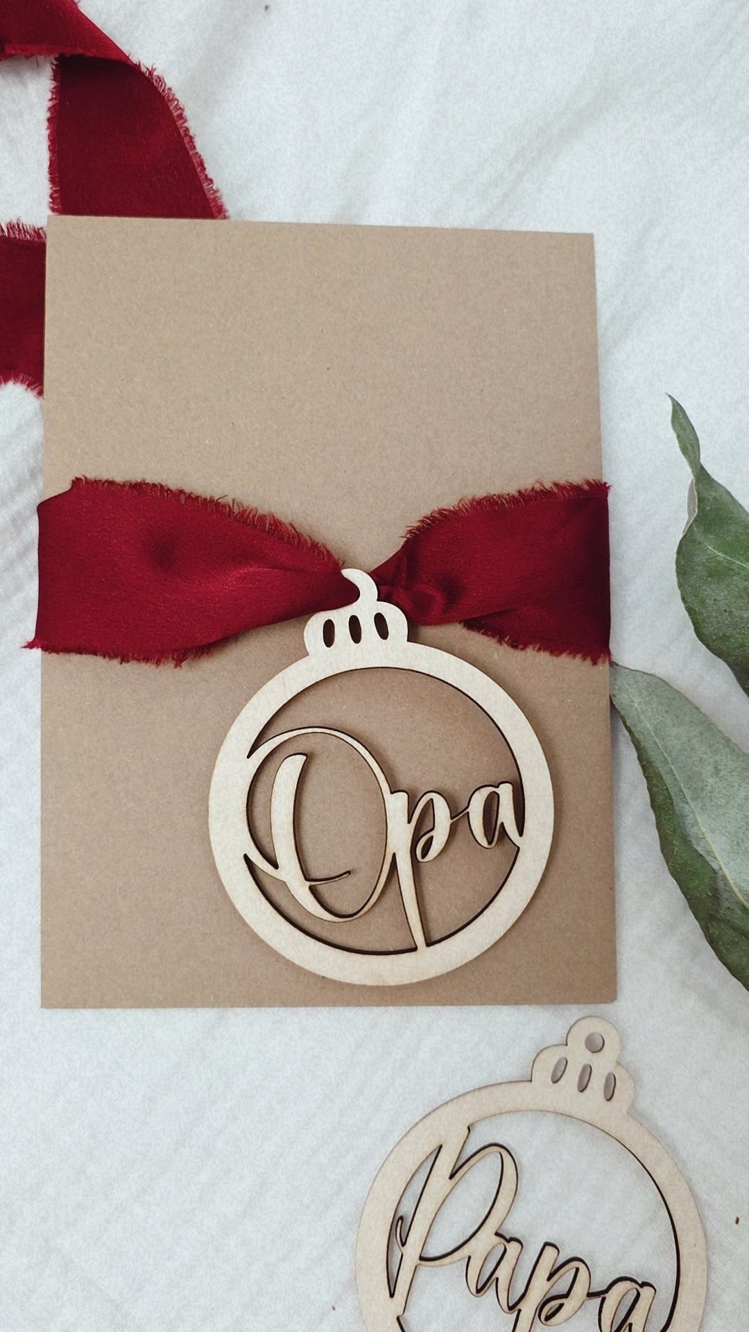 Weihnachtskugeln aus Holz mit Namen