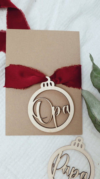 Weihnachtskugeln aus Holz mit Namen