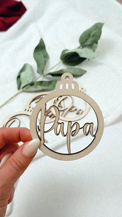 Weihnachtskugeln aus Holz mit Namen