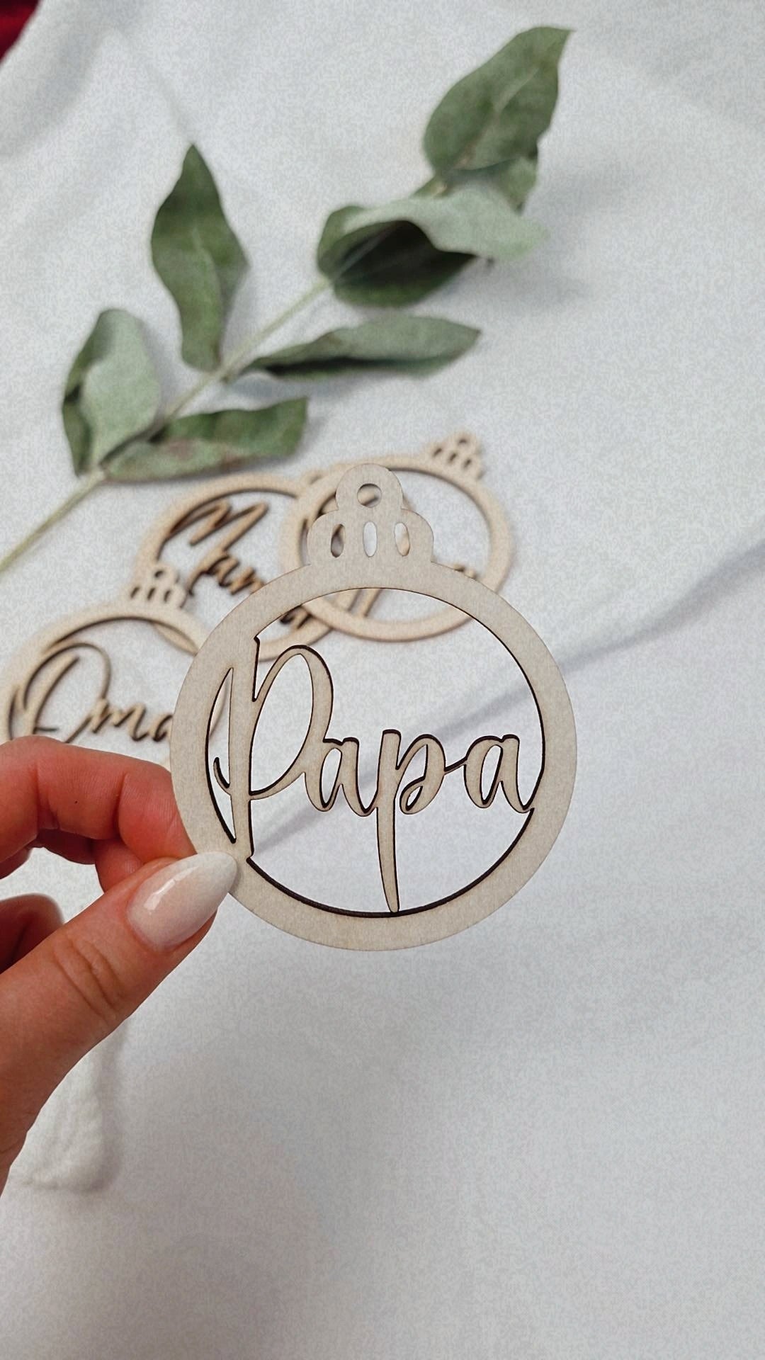 Weihnachtskugeln aus Holz mit Namen