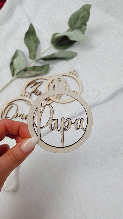 Weihnachtskugeln aus Holz mit Namen