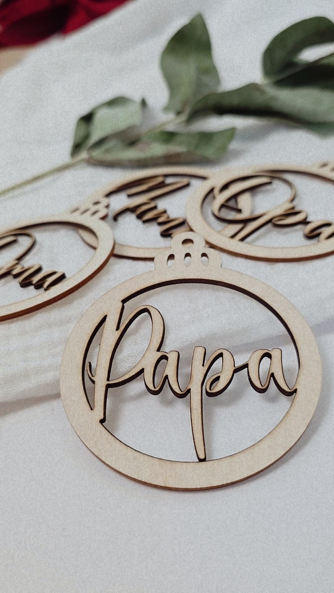 Weihnachtskugeln aus Holz mit Namen