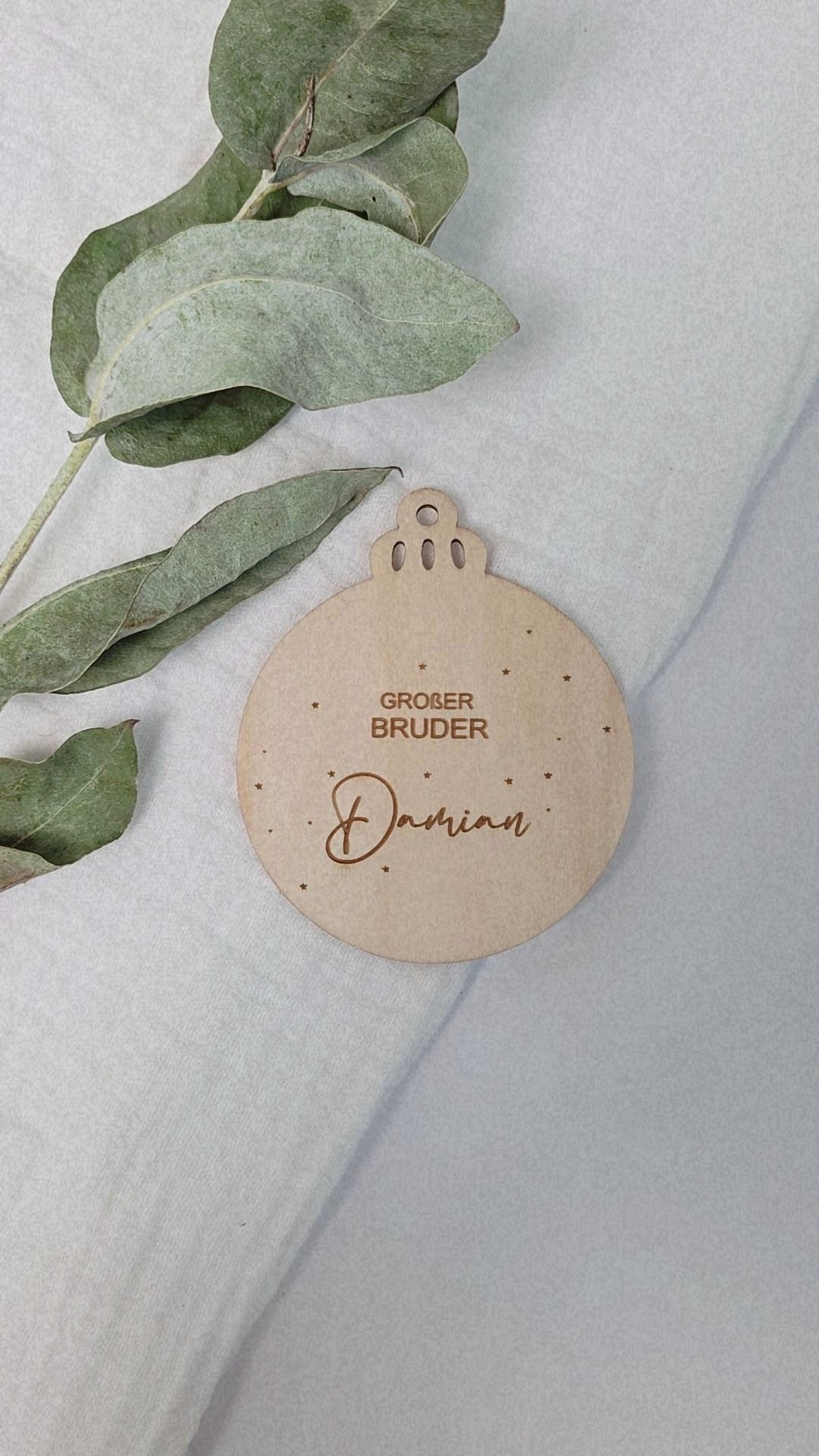 Weihnachtskugel aus Holz mit Namen