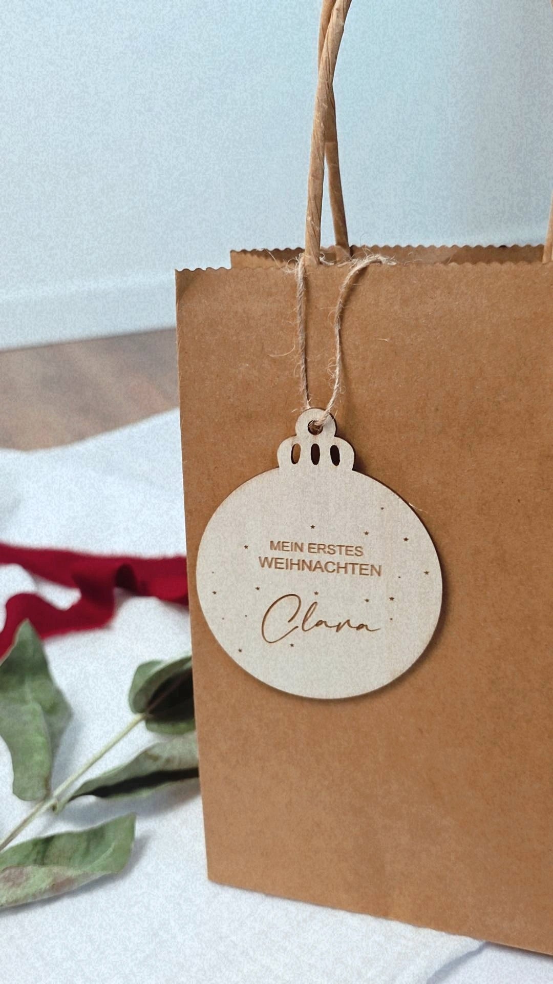 Weihnachtskugel aus Holz mit Namen