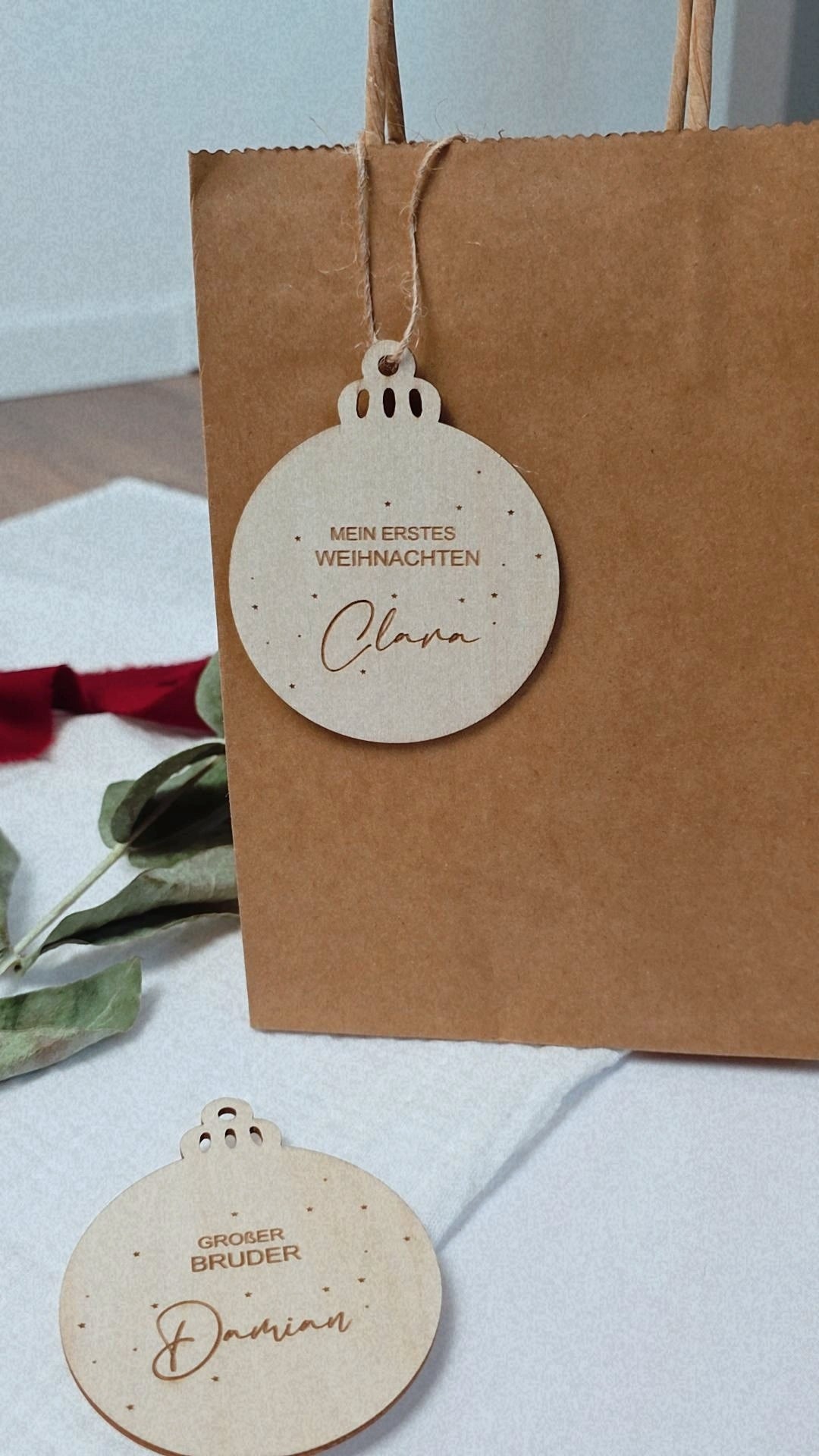 Weihnachtskugel aus Holz mit Namen