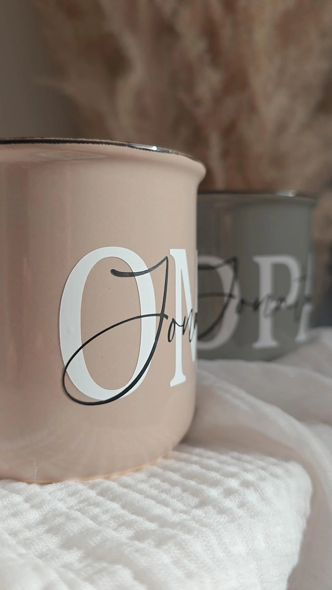 Tassen im Set in Emaille-Optik