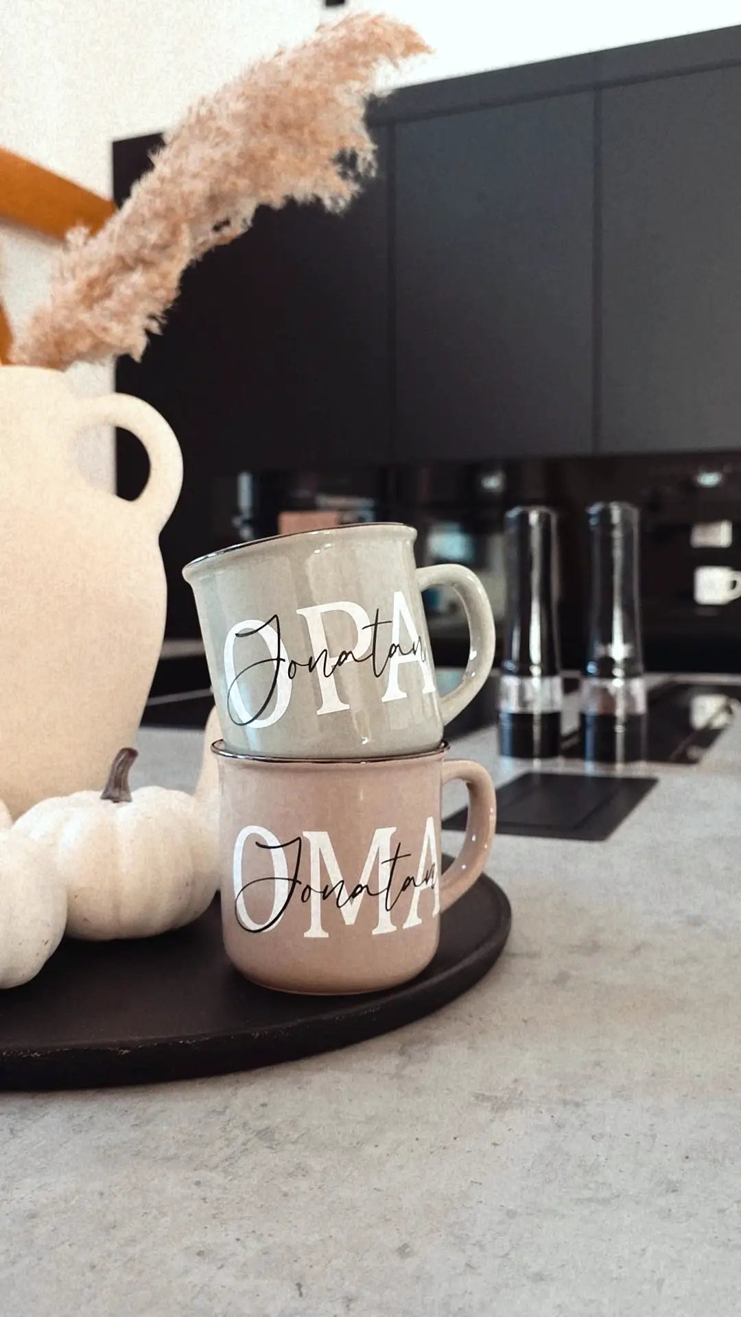 Tassen im Set in Emaille-Optik