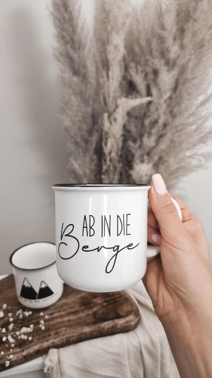 Tasse mit Bergmotiven