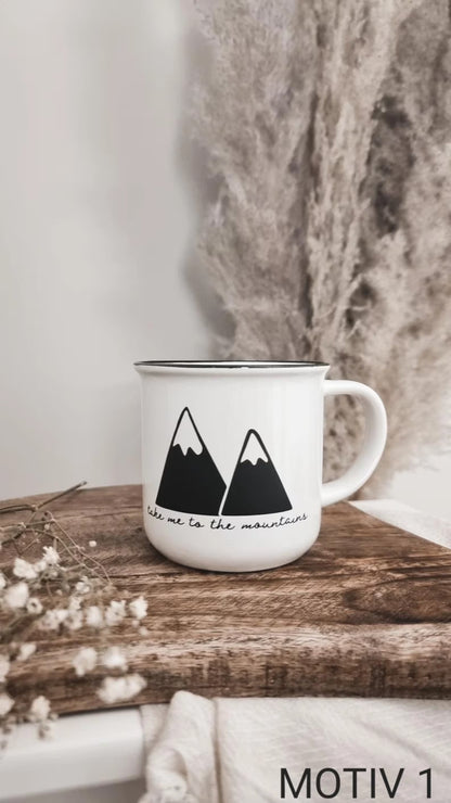 Tasse mit Bergmotiven