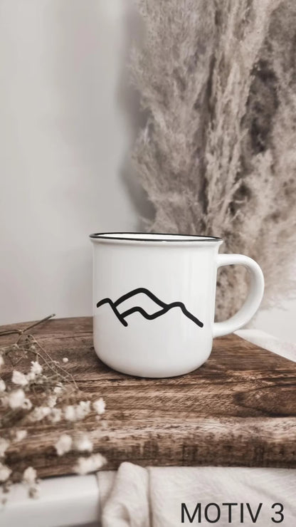 Tasse mit Bergmotiven