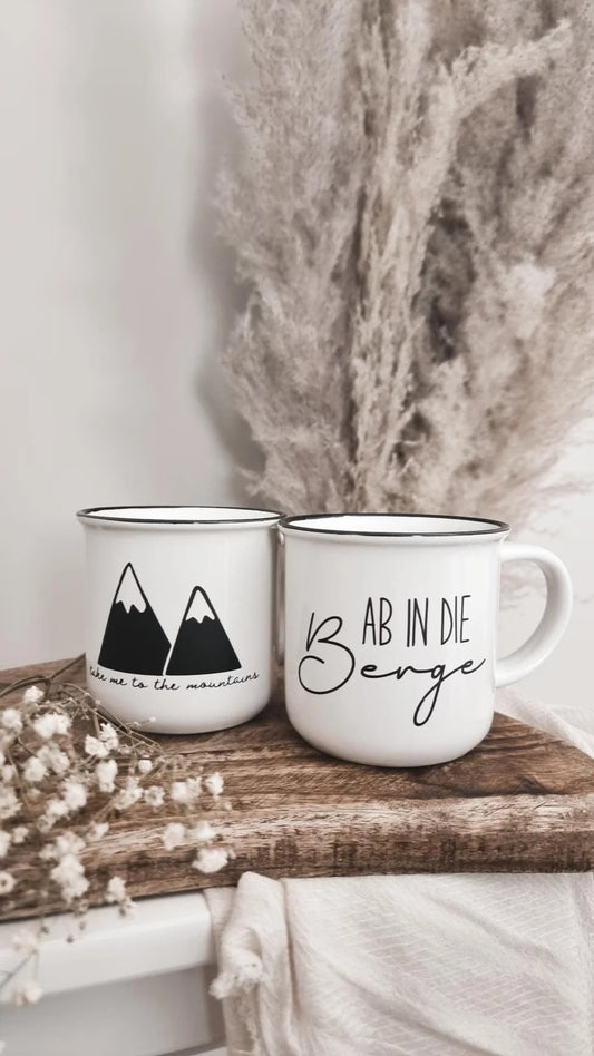 Tasse mit Bergmotiven