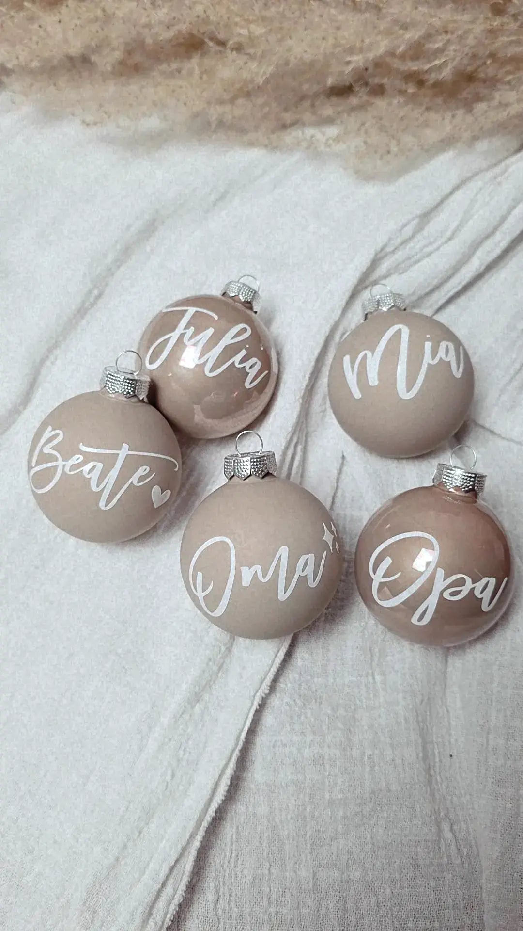 Beige Weihnachtskugel mit Namen
