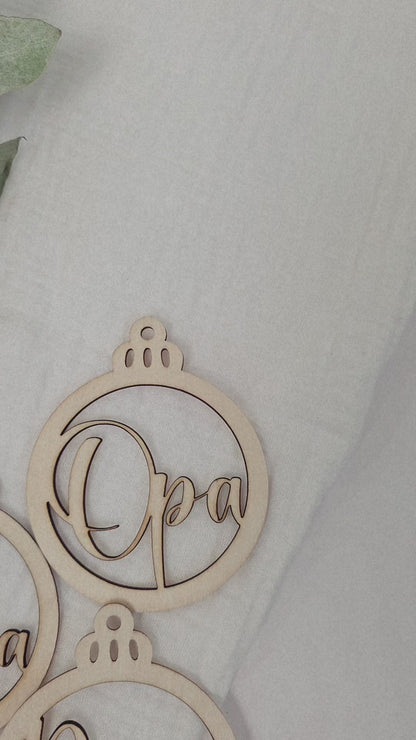 Weihnachtskugeln aus Holz mit Namen