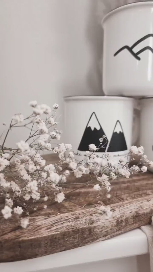 Tasse mit Bergmotiven