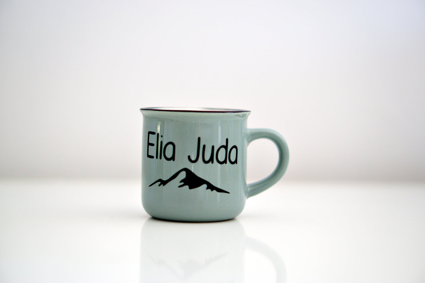 Tasse mit Bergmotiv
