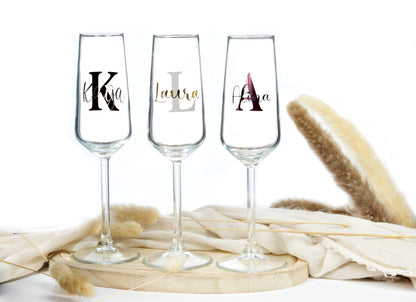 Sektglas mit Buchstaben und Namen