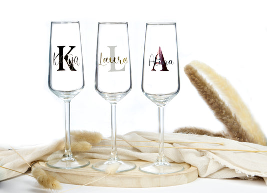 Sektglas mit Buchstaben und Namen